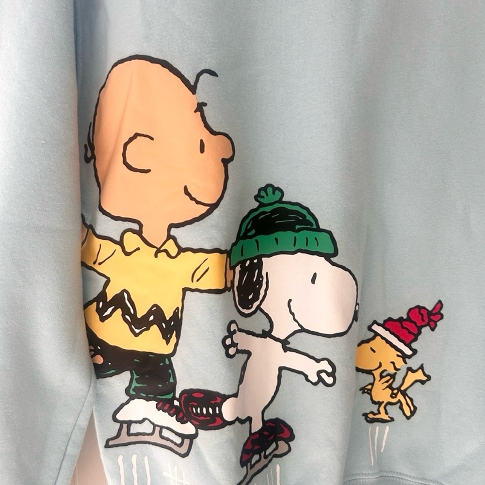 💙 Peanuts Small Light Blue Crewneck Sweatshirt – Snoopy & Friends Ice Skating - Picture 3 of 6